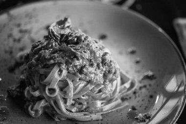 Taze malzeme ve baharatlı İtalyan bolonez makarnası.