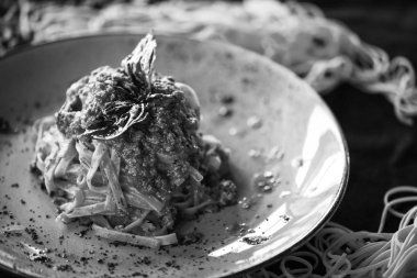 Taze malzeme ve baharatlı İtalyan bolonez makarnası.