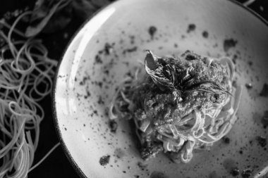 Taze malzeme ve baharatlı İtalyan bolonez makarnası.