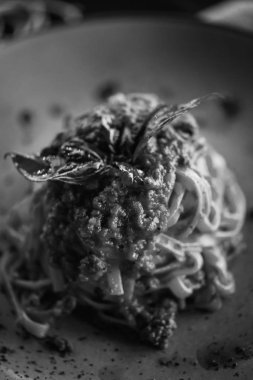 Taze malzeme ve baharatlı İtalyan bolonez makarnası.