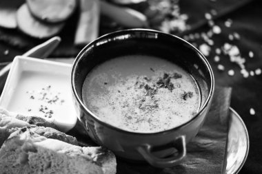 Lezzetli geleneksel Romanya çorbası taze sebze, sığır eti ve ev yapımı ekmek