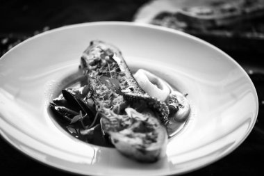 Taze malzemelerden yapılmış deniz ürünleri çorbası ve baharatlı ev yapımı kızarmış ekmek.