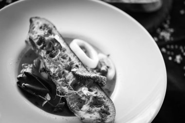 Taze malzemelerden yapılmış deniz ürünleri çorbası ve baharatlı ev yapımı kızarmış ekmek.