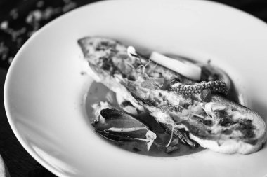 Taze malzemelerden yapılmış deniz ürünleri çorbası ve baharatlı ev yapımı kızarmış ekmek.