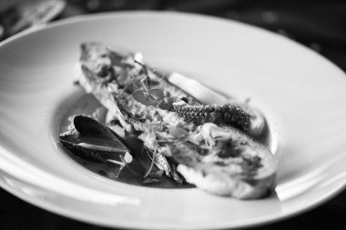 Taze malzemelerden yapılmış deniz ürünleri çorbası ve baharatlı ev yapımı kızarmış ekmek.