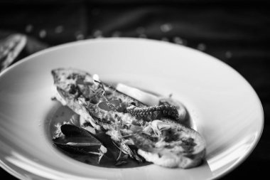 Taze malzemelerden yapılmış deniz ürünleri çorbası ve baharatlı ev yapımı kızarmış ekmek.