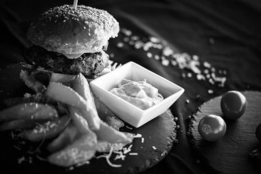 Patates kızartmalı ve baharatlı mayonezli ev yapımı sığır burger.