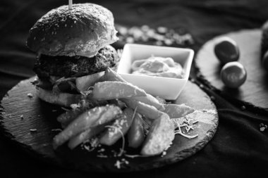 Patates kızartmalı ve baharatlı mayonezli ev yapımı sığır burger.