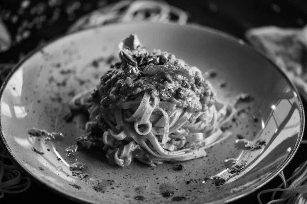 新鮮な食材とスパイスでイタリアのボロネーゼパスタ — ストック写真