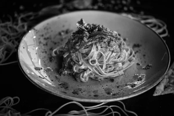新鮮な食材とスパイスでイタリアのボロネーゼパスタ — ストック写真