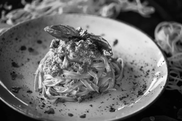 意大利波洛尼斯面食 配以新鲜配料和调味品 — 图库照片
