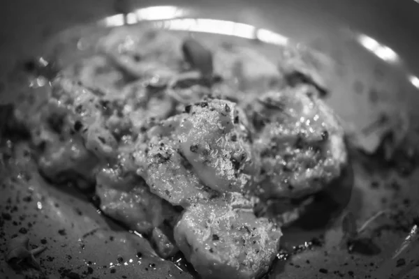 新鮮なチェリートマトとサガナキのエビ料理 ニンニク タイム コショウ アニス酒 — ストック写真