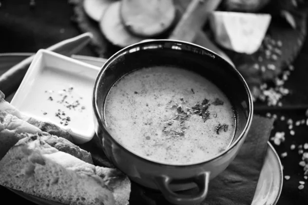 Вкусный Традиционный Румынский Суп Свежими Овощами Говядиной Домашним Хлебом — стоковое фото