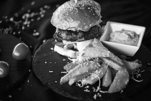 Hambúrguer Carne Caseira Com Batatas Fritas Maionese Picante — Fotografia de Stock