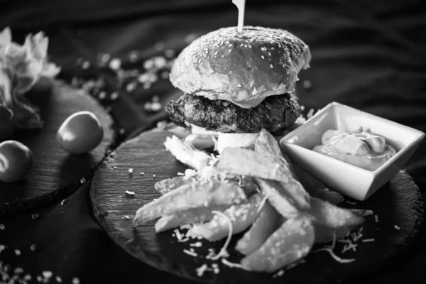 Házi Készítésű Marhahúsburger Sült Krumplival Fűszeres Majonézzel — Stock Fotó