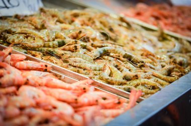 Balık pazarında taze deniz ürünleri - ahtapot, kabuk, istiridye, karides, kalamar, balık 