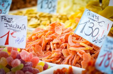 İspanyol pazarında taze meyveler kapanıyor.