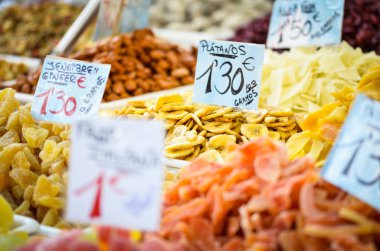 İspanyol pazarında taze meyveler kapanıyor.