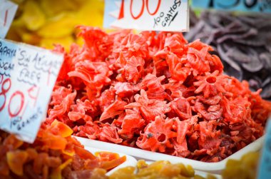 İspanyol pazarında taze meyveler kapanıyor.