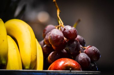 İspanyol pazarında taze meyveler kapanıyor.