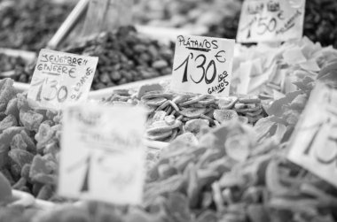 İspanyol pazarında taze meyveler kapanıyor.