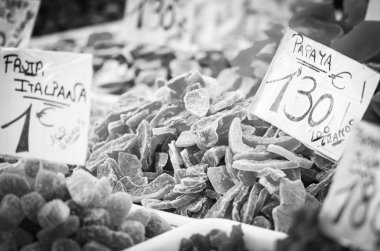 İspanyol pazarında taze meyveler kapanıyor.