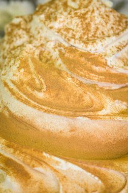 Lezzetli İtalyan dondurması. Taze meyve ve fındıklı. 