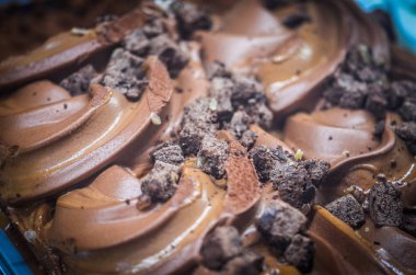 Lezzetli İtalyan dondurması. Taze meyve ve fındıklı. 