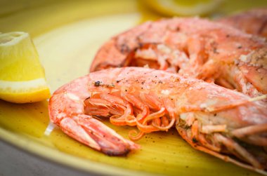 Limon soslu ve baharatlı taze karides.