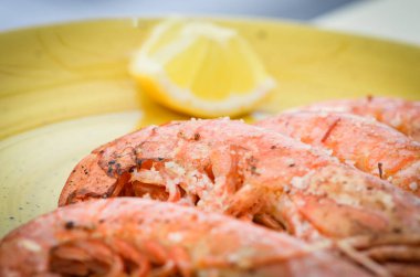 Limon soslu ve baharatlı taze karides.