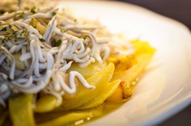 İspanyol salatalarını taze malzemelerle karıştırın 