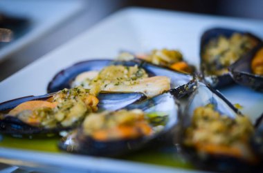 limon suyu ve taze baharatlı marine edilmiş kabuklar.