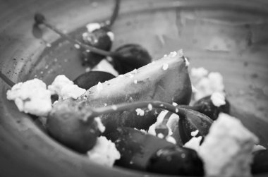 Taze sebzeli lezzetli Yunan salatası ve zeytinyağı ve baharatlarla yayılmış Yunan peyniri.