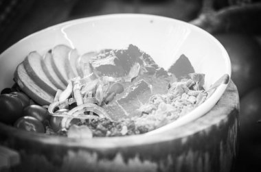 İspanyol salatalarını taze malzemelerle karıştırın 