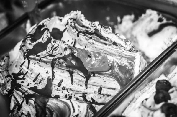 Вкусное Итальянское Мороженое Свежими Фруктами Орехами Начинкой — стоковое фото