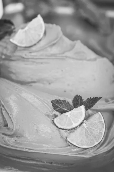 Lezzetli Talyan Dondurması Taze Meyve Fındıklı — Stok fotoğraf