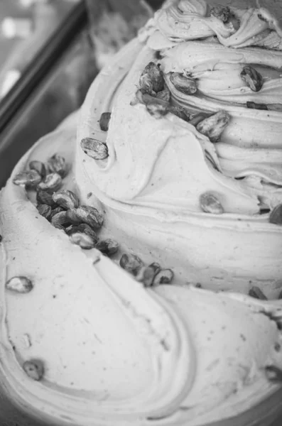 Vynikající Italská Zmrzlina Čerstvým Ovocem Ořechy Polevou — Stock fotografie
