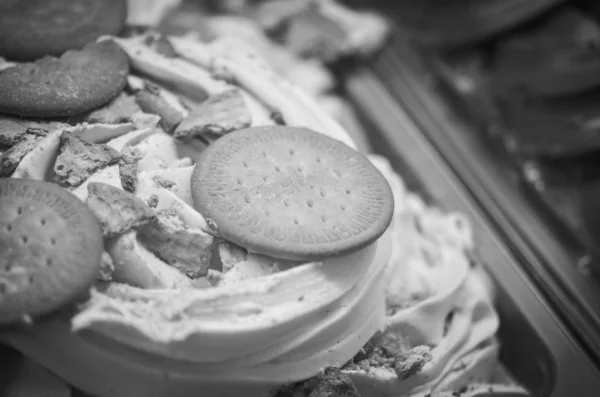 新鮮な果物とおいしいイタリアのアイスクリーム ナッツ トッピング — ストック写真