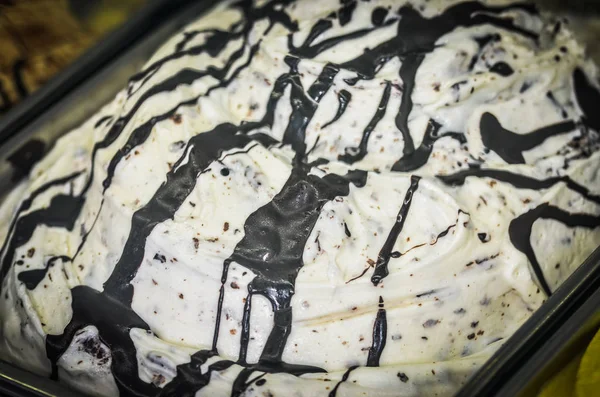 견과류 맛있는 이탈리아 아이스크림 — 스톡 사진