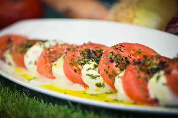 Ízletes Caprese Saláta Mozzarellával Friss Paradicsommal — Stock Fotó