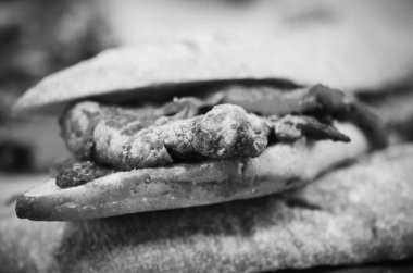 Yerel pazarda İtalyan panini ve İspanyol tapalarının lezzetli bir karışımı