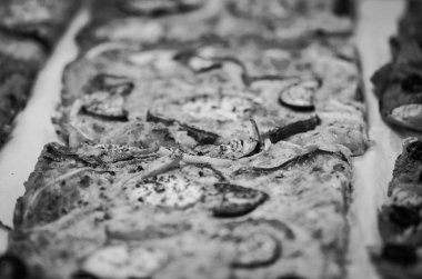 Yerel pazarda İtalyan panini ve İspanyol tapalarının lezzetli bir karışımı