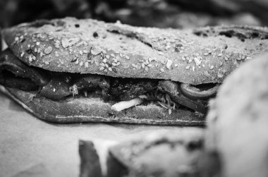 Yerel pazarda İtalyan panini ve İspanyol tapalarının lezzetli bir karışımı