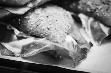 Yerel pazarda İtalyan panini ve İspanyol tapalarının lezzetli bir karışımı