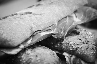 Yerel pazarda İtalyan panini ve İspanyol tapalarının lezzetli bir karışımı