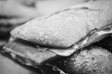 Yerel pazarda İtalyan panini ve İspanyol tapalarının lezzetli bir karışımı