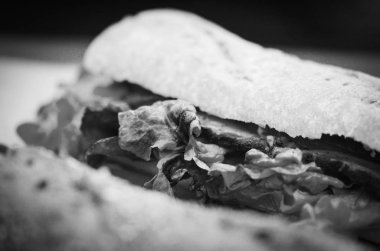 Yerel pazarda İtalyan panini ve İspanyol tapalarının lezzetli bir karışımı