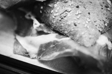 Yerel pazarda İtalyan panini ve İspanyol tapalarının lezzetli bir karışımı