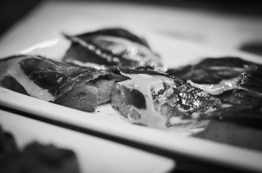 Yerel pazarda İtalyan panini ve İspanyol tapalarının lezzetli bir karışımı