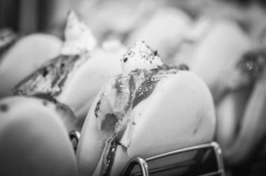 Yerel pazarda İtalyan panini ve İspanyol tapalarının lezzetli bir karışımı